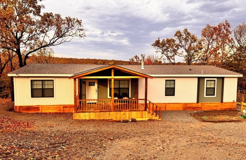Canadian House | Lake front 4-bedroom house with fire pit and backyard path to the lake.