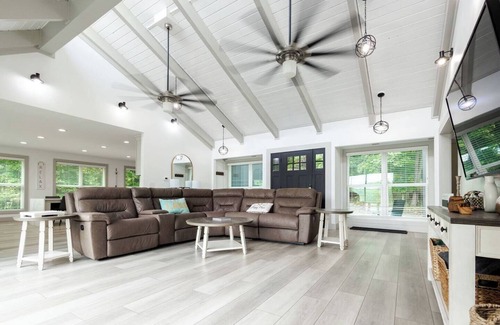 Cadiz House | Lake Front! 8 bedroom* Dock! Fire Pit ! Game Room!