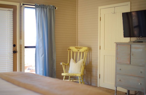 Lowell Cabin | Lake front cabin - fantastic view -Faye Jones designed cabin