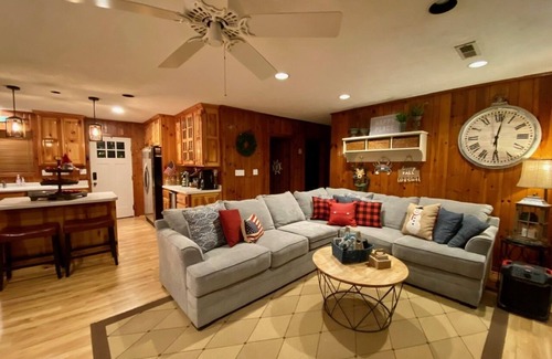 Rockwood Cottage | Lake Front Cottage w/dock-Sleeps 10-1story-Relax-Dog Friendly