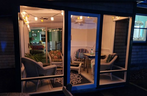 Winthrop House | Lake Front Cozy/Quiet 2 bedroom/ bath home with on-sight EV charger.