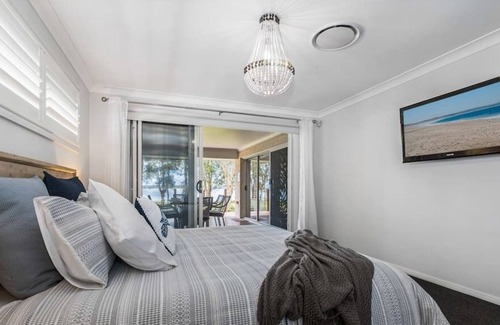Chain Valley Bay House | Lake Front Luxury at Lake Macquarie