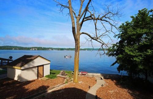 Lake Ozark House | Lake Front Stunner near HToad & Shady Gators