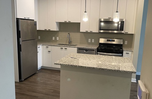 Getty Square Apartment | Lake Front Updated apartment with Amenities