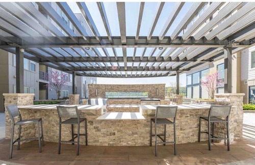 Getty Square Apartment | Lake Front Updated apartment with Amenities