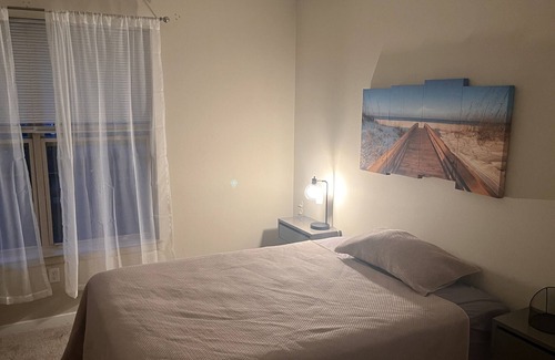 Getty Square Apartment | Lake Front Updated apartment with Amenities