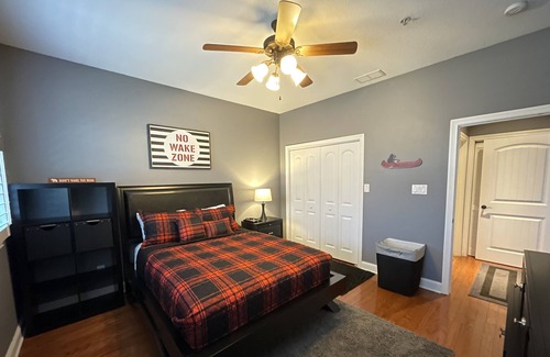 Andersonville Condo | Lake front villa! 10 Minutes from I-75! No Stairs, all one level.