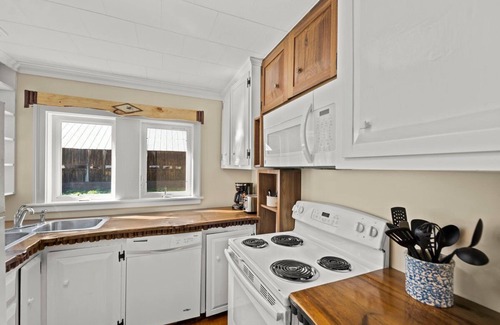 Warrensburg Cabin | Lake George Area Cabin near Hudson River Access