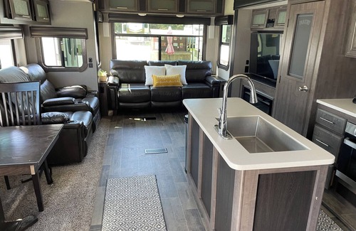 Holcombe RV Rental | Lake, golf course, tiki bar, volleyball court and bar/restaurant!