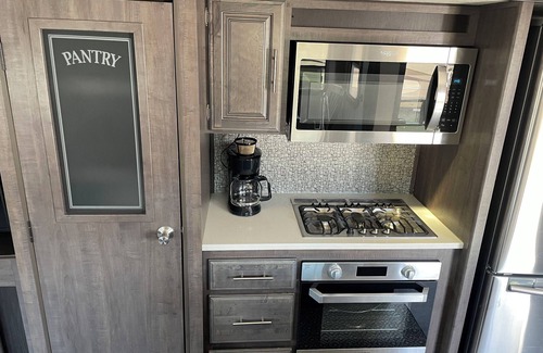 Holcombe RV Rental | Lake, golf course, tiki bar, volleyball court and bar/restaurant!