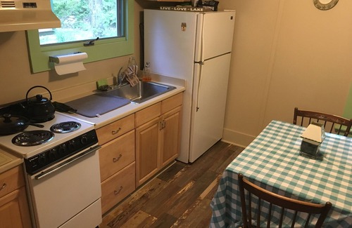 Bristol Cottage | Lake House - 100 Feet from the Water