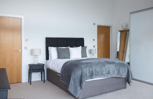 South Cerney House | Lake House