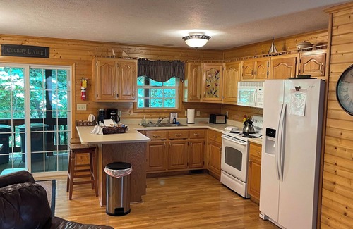 Byrdstown Cabin | Lake House Getaway at Dale Hollow Lake