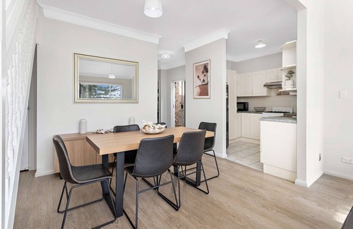 Lake Illawarra Apartment | Lake Illawarra foreshore - Close to beach -3 bedrooms - Lake view - sleeps 7