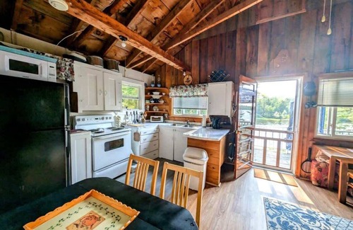 Franklin House | Lake Life Waterfront Cabin