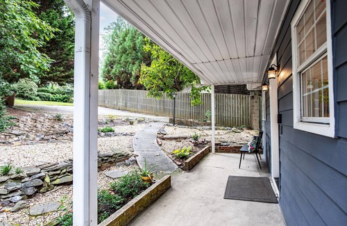 Buford House | Lake Living at Its Finest! 2 BDR for 6 w/Amazing views, Perfect for Families