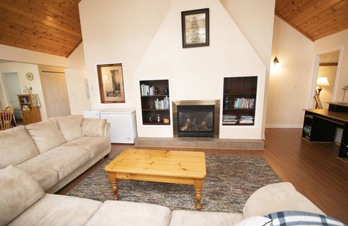 Gravenhurst Cottage | Lake Muskoka year round cottage rental with 200' of waterfront.