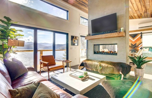 Topton Villa | Lake Nantahala Villa w/ Lookout Deck + Dock!