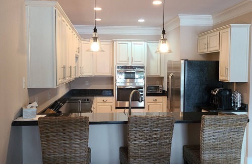 Lake Oconee Condo | Lake Oconee condo - Lakefront, sleeps 12! Shared sandy beach and swimming area