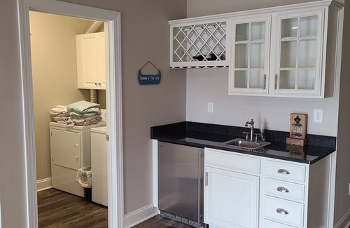 Lake Oconee Condo | Lake Oconee condo - Lakefront, sleeps 12! Shared sandy beach and swimming area