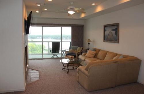 Lake Ozark Apartment | Lake Ozarks Get Away Topsider