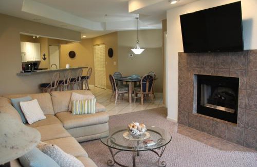 Lake Ozark Apartment | Lake Ozarks Get Away Topsider