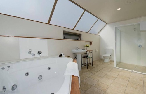 Hamilton Lake Hotel | Lake Point Motel
