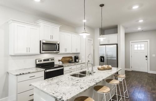 Gallatin House | Lake retreat North of Nashville! Backs up to Gallatin Marina & Old Hickory Lake!