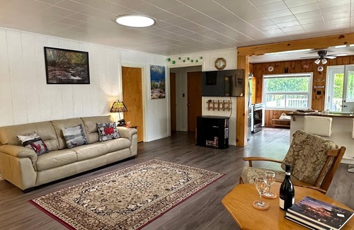 Muskoka Lakes Cottage | Lake Rosseau Water's Edge Retreat