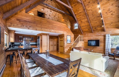 Londonderry House | Lake, Ski, Hiking, Shopping Vermont Getaway! Just Steps Away From Everything!