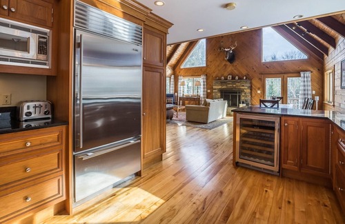 Londonderry House | Lake, Ski, Hiking, Shopping Vermont Getaway! Just Steps Away From Everything!