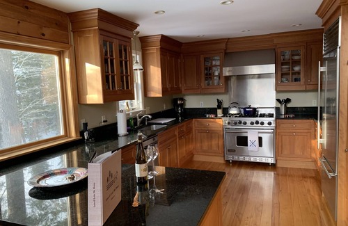 Londonderry House | Lake, Ski, Hiking, Shopping Vermont Getaway! Just Steps Away From Everything!
