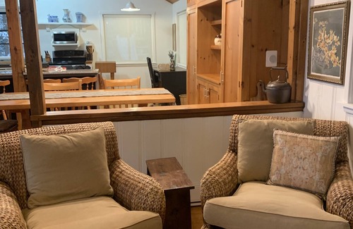 Bracebridge Cottage | Lake swims, sunrises and family fun just outside your door-relax, play, recharge