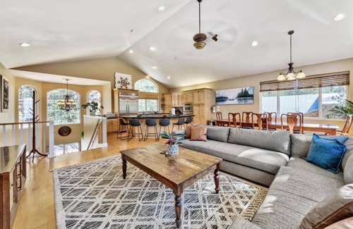 Tahoe Paradise Cabin | Lake Tahoe Base Camp! Air Conditioning, National Forest Land, Hot Tub, Pool Table, Dog Friendly