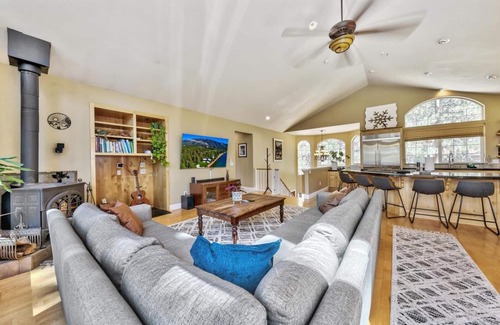 Tahoe Paradise Cabin | Lake Tahoe Base Camp! Air Conditioning, National Forest Land, Hot Tub, Pool Table, Dog Friendly