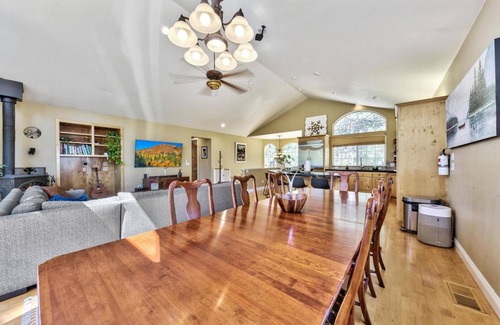 Tahoe Paradise Cabin | Lake Tahoe Base Camp! Air Conditioning, National Forest Land, Hot Tub, Pool Table, Dog Friendly