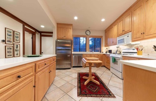Tahoe Sierra Estates House | Lake View|Close to Palisades|Walk to Tahoe City