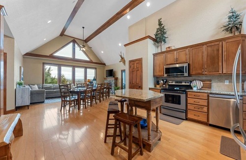 Hollister Cabin | Lake View, Hot Tub, Fire pit, Gameroom w/Pinball