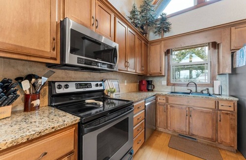 Hollister Cabin | Lake View, Hot Tub, Fire pit, Gameroom w/Pinball
