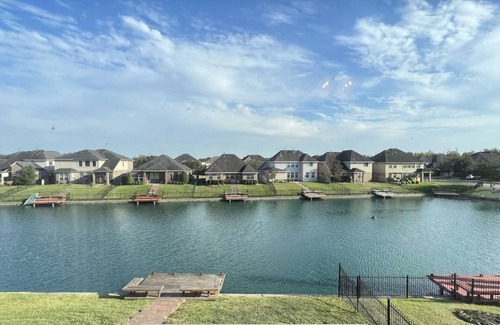 Missouri City House | ★Lake View ★ King Bed ★ Spacious