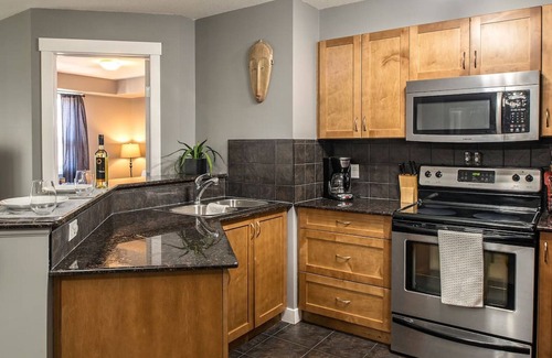 East Kootenay Apartment | Lake View | Modern | Cozy | Pool | Hot Tub