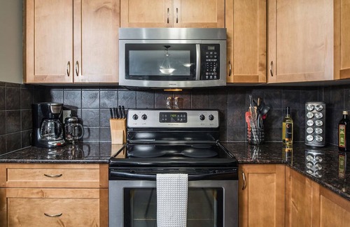 East Kootenay Apartment | Lake View | Modern | Cozy | Pool | Hot Tub