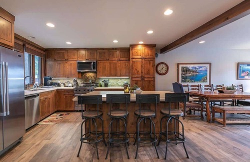 Tahoe Tavern House | Lake View|Pool|Pier|Bouys|Pickleball|Walk to town