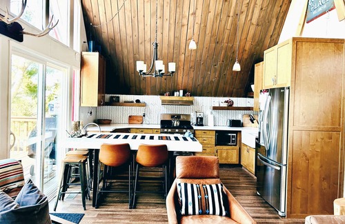 Cedar Glen Cabin | Lake View Romantic & Relaxing Cabin Getaway