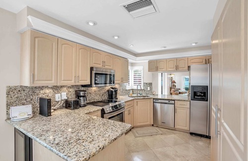North Naples Villa | Lake View Villa with a 1 Car Garage, 2 Bedrooms in Lakeside of Naples, Fl