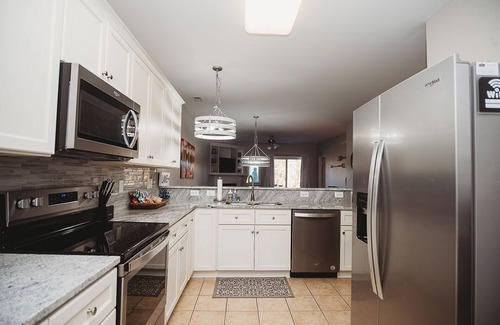 Huddleston Condo | Lake, views and amenities galore!