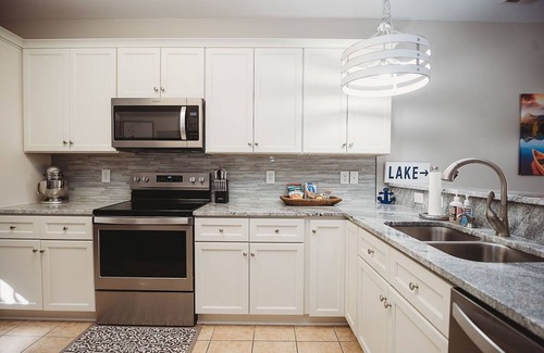 Huddleston Condo | Lake, views and amenities galore!