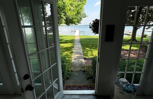 Syracuse Cottage | Lakefront 3-bedroom cottage on a quiet lane on Lake Wawasee's south shore
