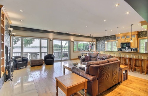 Pincourt House | Lakefront Appart near Montreal 15 min Airport