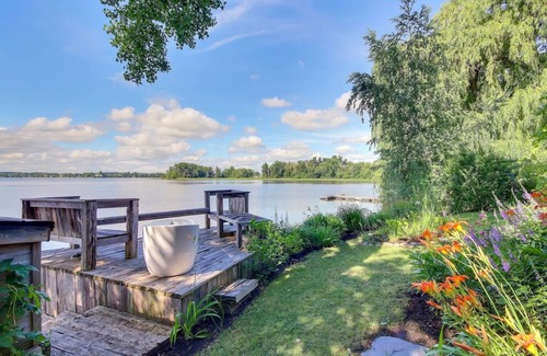 Pincourt House | Lakefront Appart near Montreal 15 min Airport